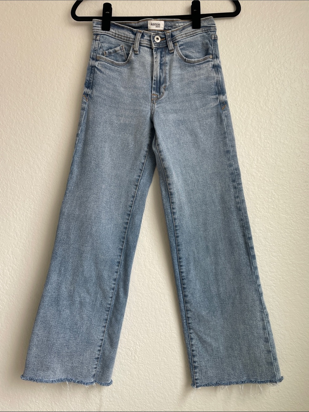 Kensie Light Blue Flared Wide-Leg High-Rise Jeans with Raw Frayed Hem • 26